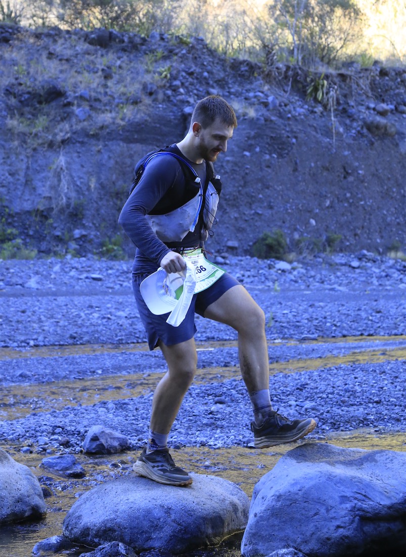 Alexis, le fondateur de decko, en trail dans un lit de rivière en montagne
